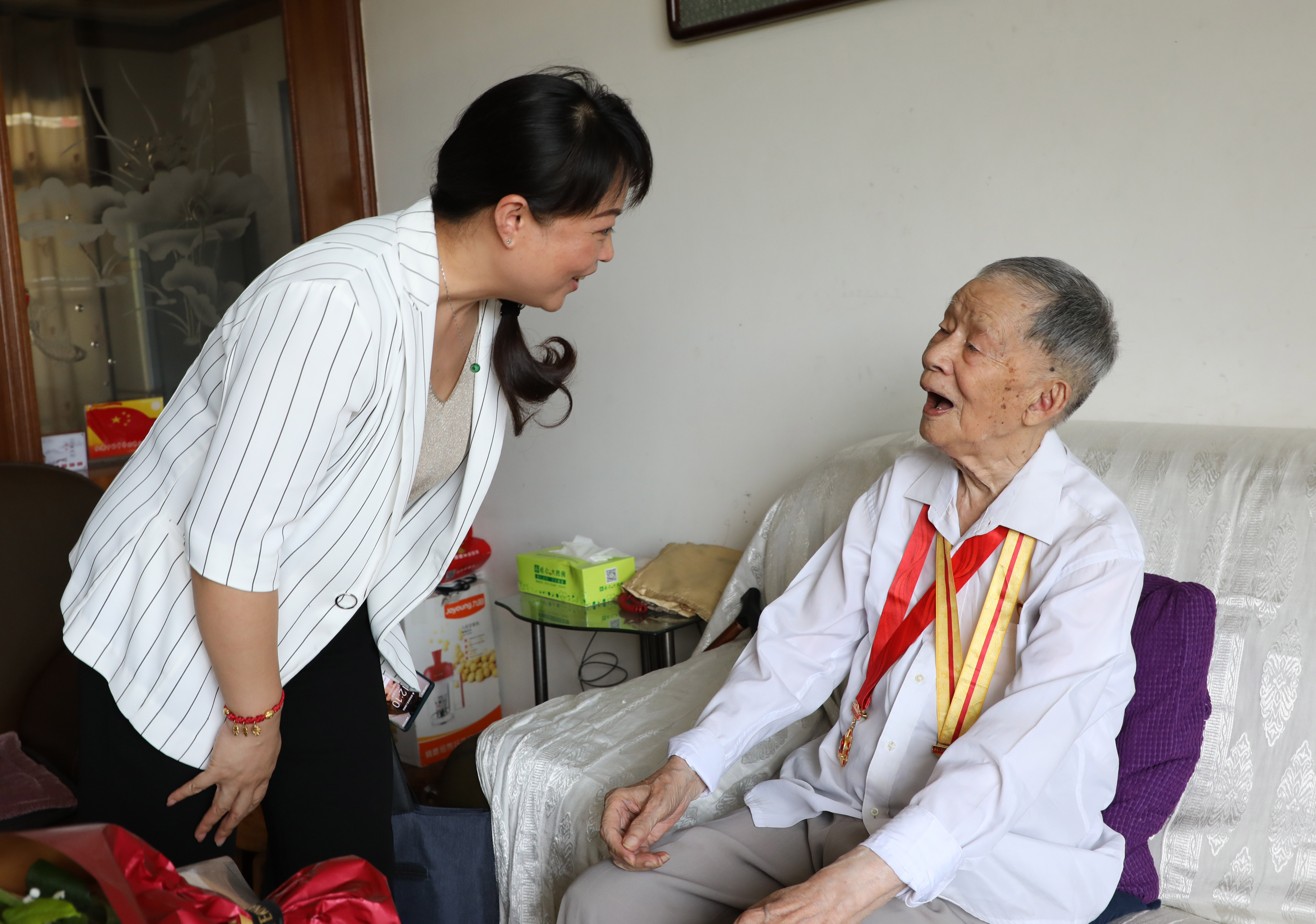 座谈会后,廖志坤,王艳一行来到今年95岁高龄的老同志耿同增家中慰问