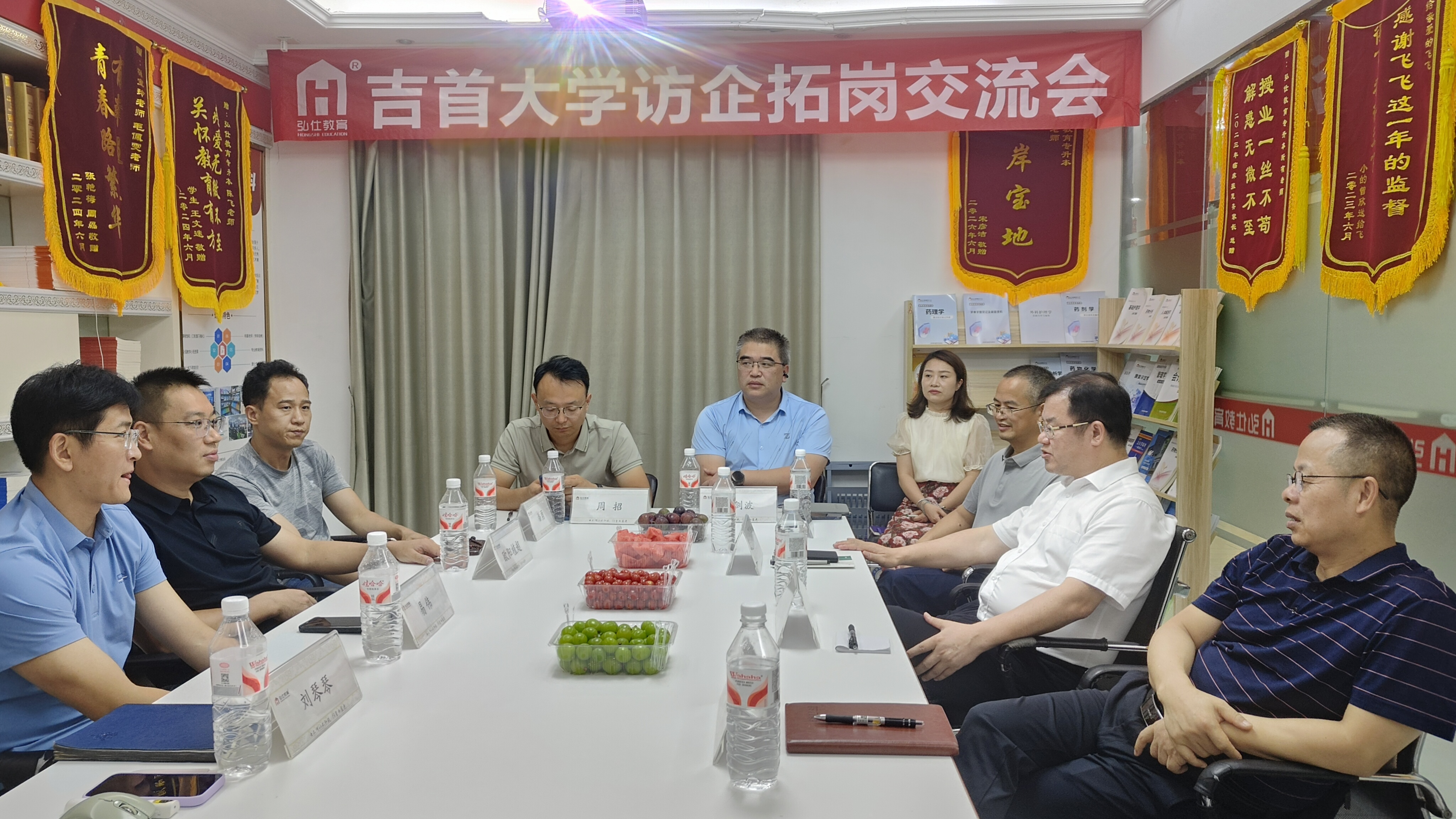 方东辉一行走访校友企业–弘仕教育公司.jpg