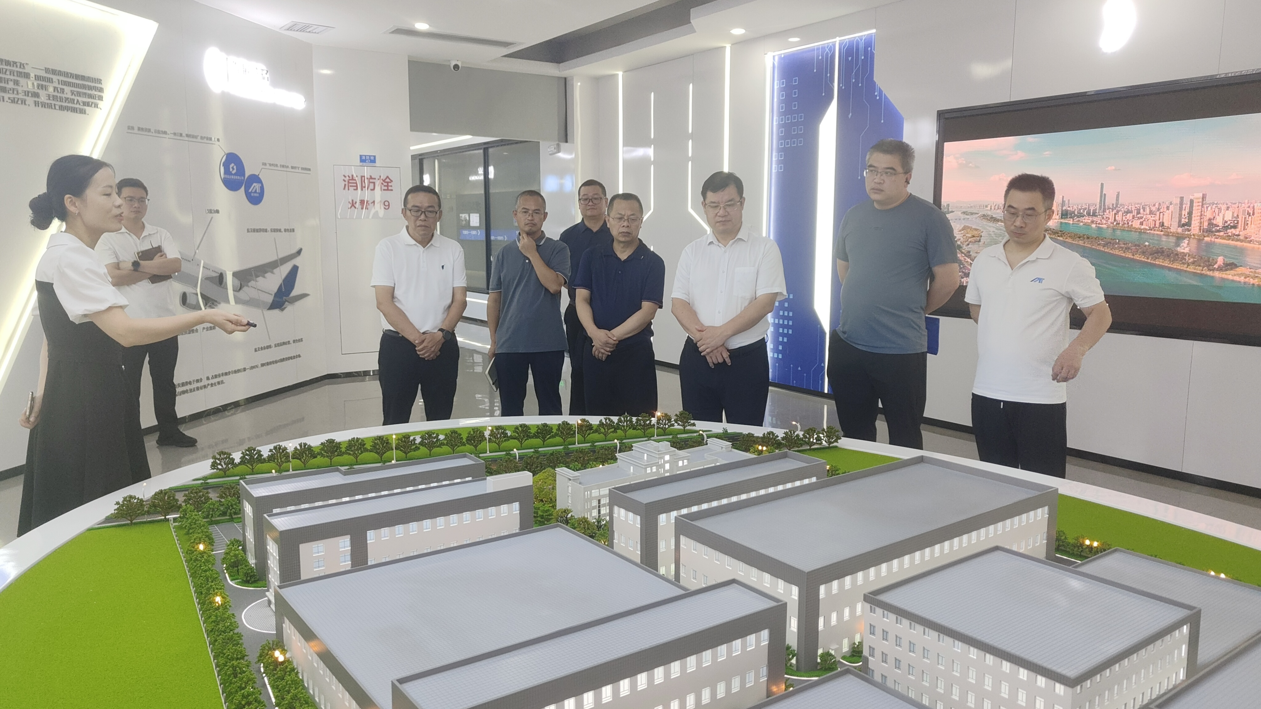 方东辉一行走访美特新材公司.jpg