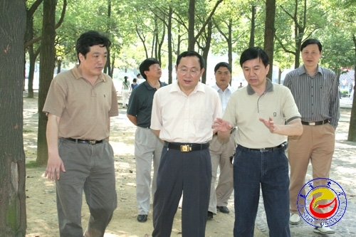 校党委书记、校长游俊向省绿化委员会省林业厅纪检组长唐苗生介绍我校绿化建设情况