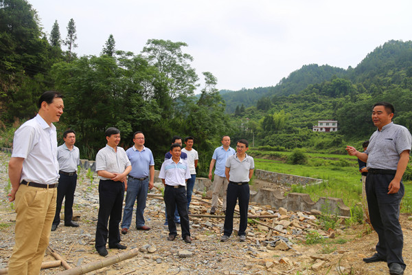 吉首大学驻村工作队队员田启建就基地建设的目的和基地目前的运行情况