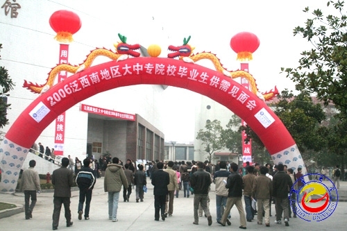 学生步入现场