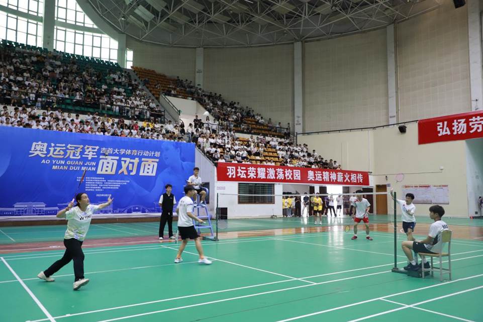 龚智超与同学对打 (2)