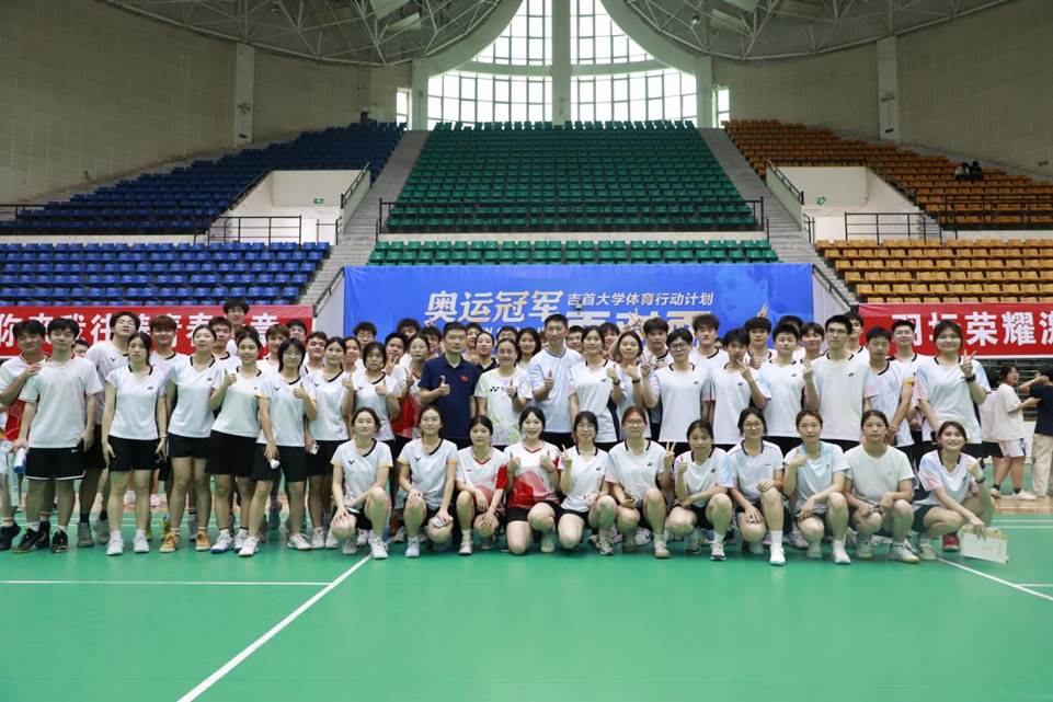 同学与龚智超合影