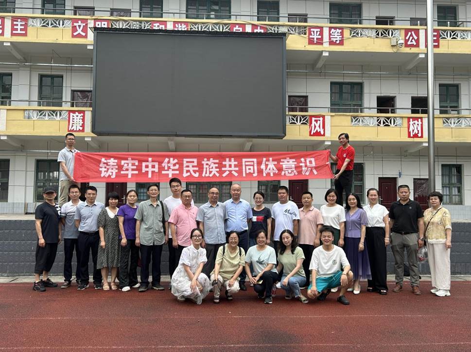 参加活动的领导及师生代表合影