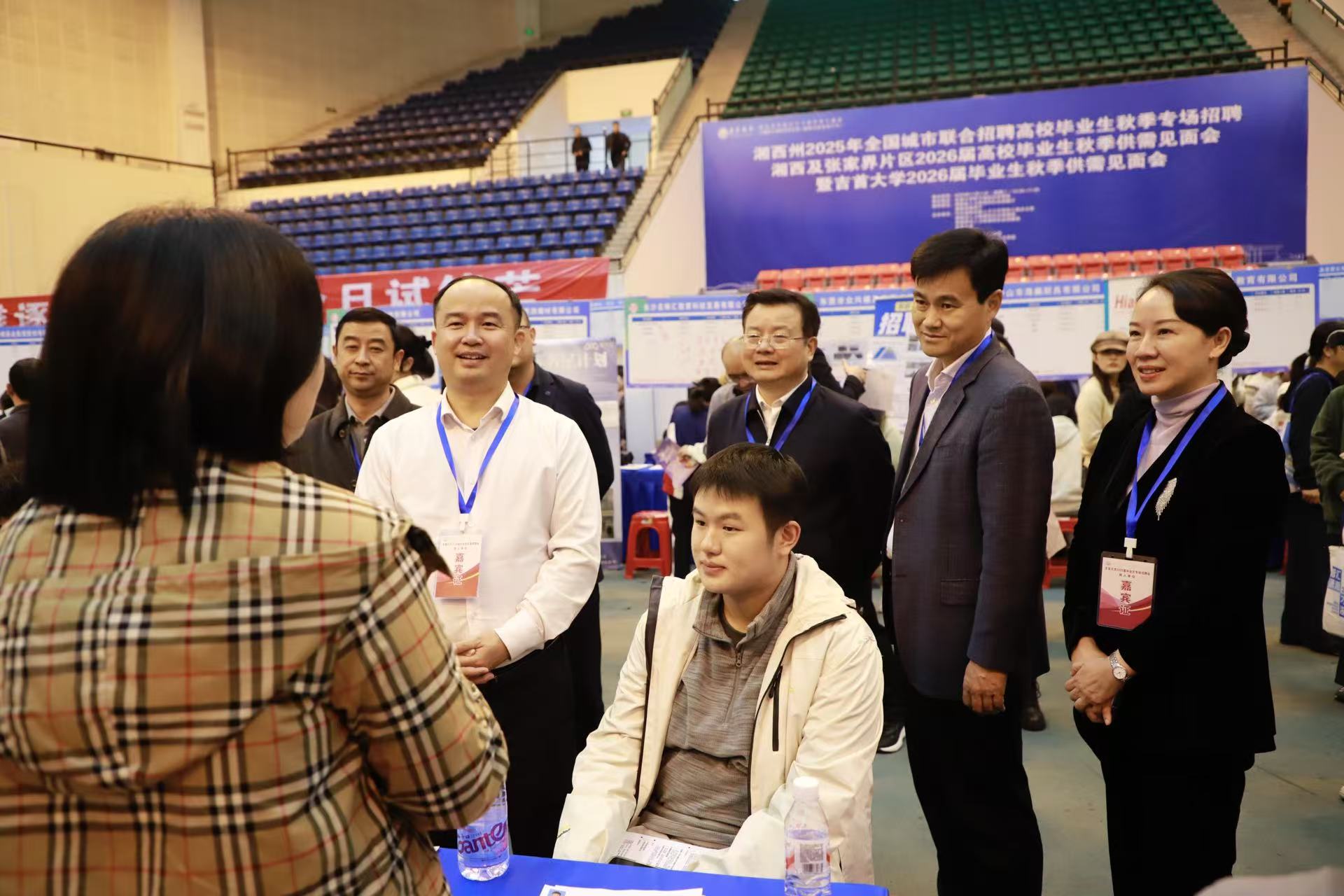 02图为领导与用人单位交流 赵玉晶摄.jpg