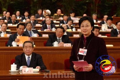 这是总监票人、来自湖南的全国人大代表张苹英（土家族）走向投票箱准备投票。